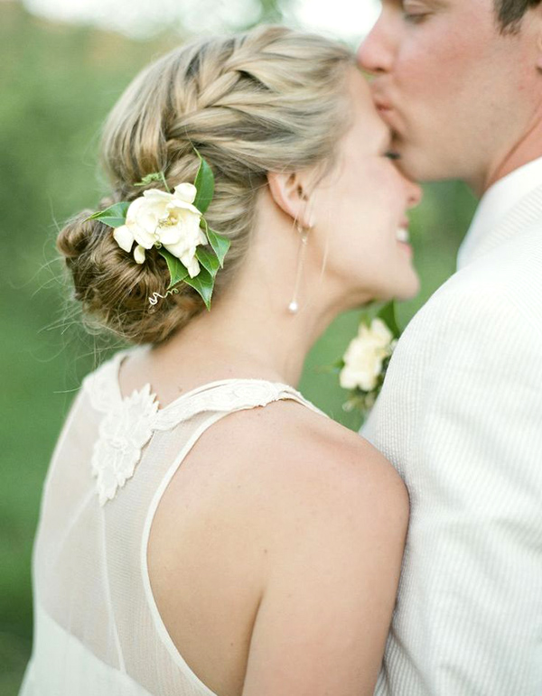 acconciatura sposa chignon con fiore