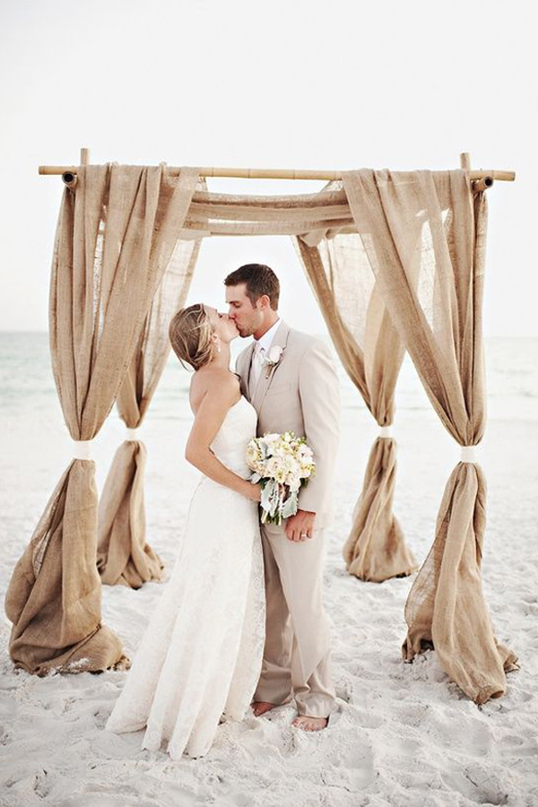 bacio sposi sulla spiaggia