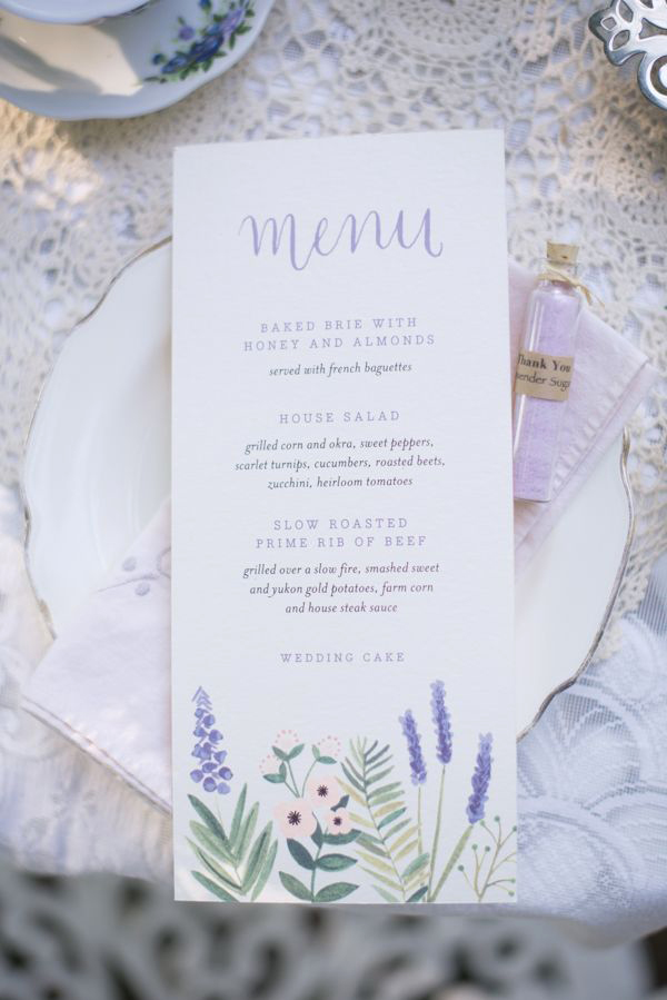 piatto con menu matrimonio lavanda