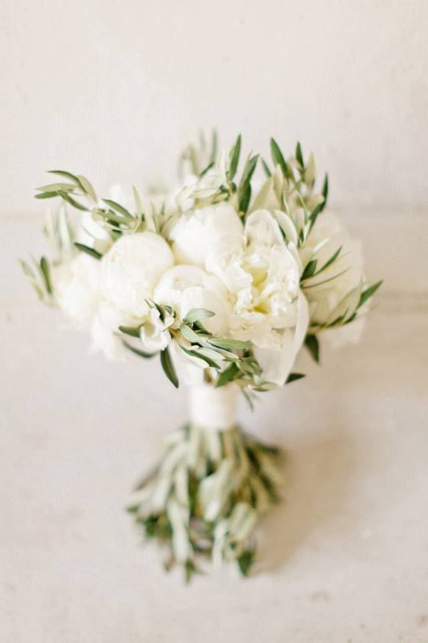 bouquet peonie bianche e olivo