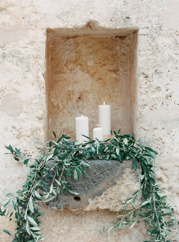 decorazione con rami olivo e candele