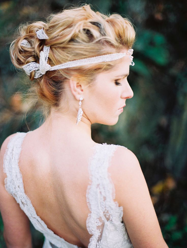 acconciatura sposa con nastro di pizzo