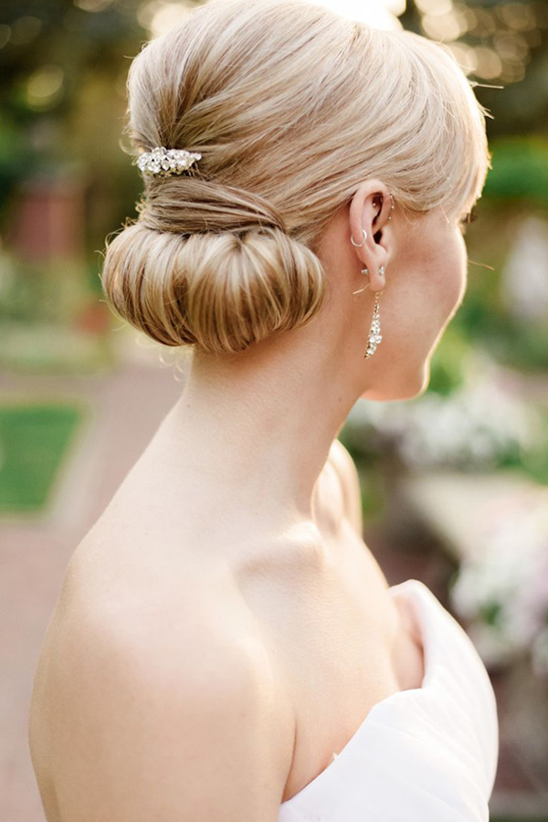 acconciatura sposa elegante con dettaglio gioiello