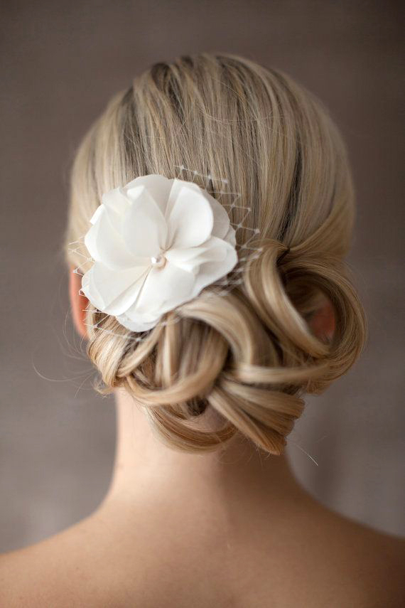 chignon basso con dettaglio