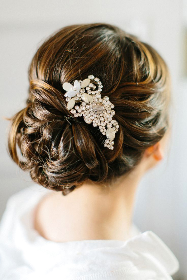 chignon con spilla gioiello laterale