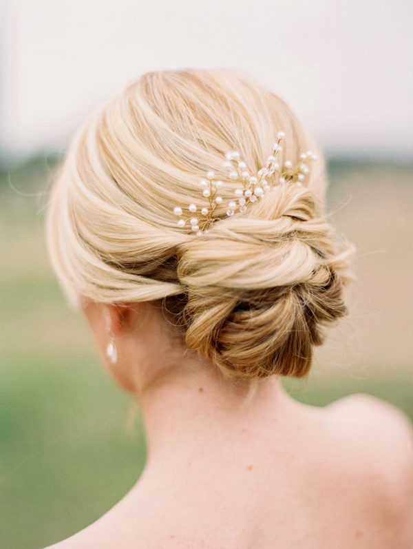 chignon morbido con spille gioiello