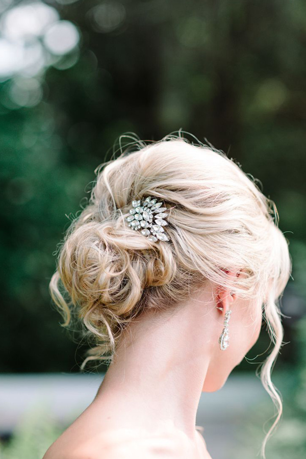 chignon spettinato naturale con spilla gioiello