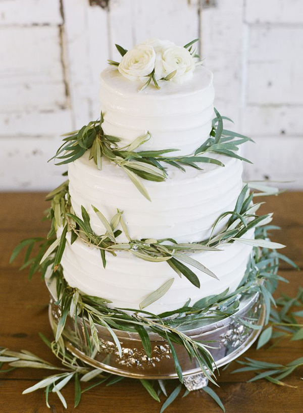 wedding cake elegante con rami di olivo